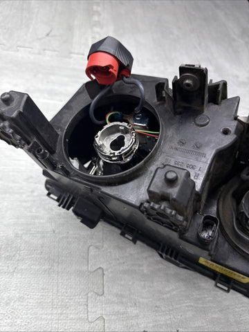 BMW 02-06 E46 M3 RIGHT HEADLIGHT XENON 1305621772 OEM *Broken Top Tabs