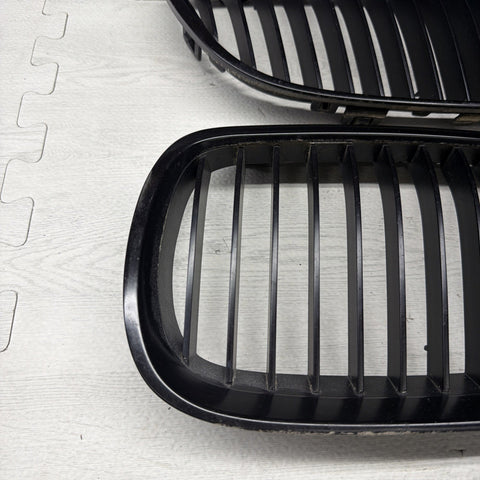 08-13 BMW E90 E92 E93 M3 Front Kidney Grilles Gloss Black