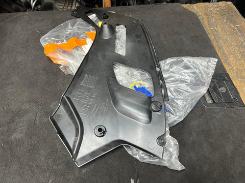 NEW 18-23 BMW F90 M5 Upper Right Engine Compartment Cover 51767349604 *Cracked