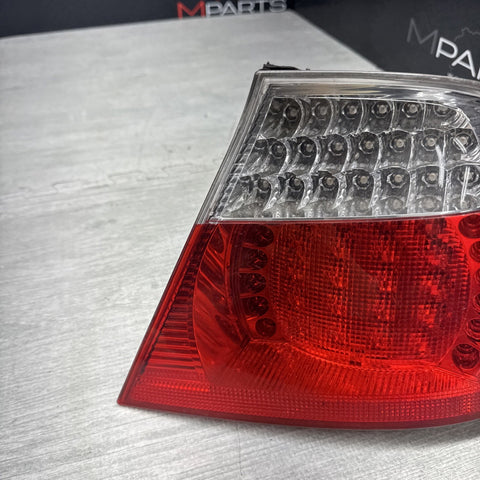 BMW E46 325 330 M3 CONVERTIBLE LED TAIL LIGHT RIGHT PASSENGER *Notes*