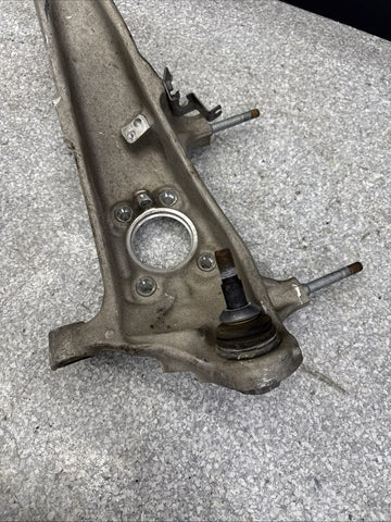 18-23 BMW F90 M5 FRONT RIGHT PASSENGER SIDE SPINDLE KNUCKLE OEM