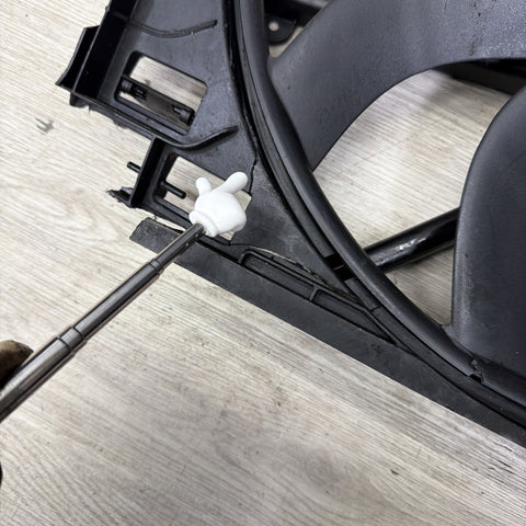 15-20 OEM BMW F80 F82 F83 M3 M4 Electric Radiator Cooling Fan w/Shroud *Cracked