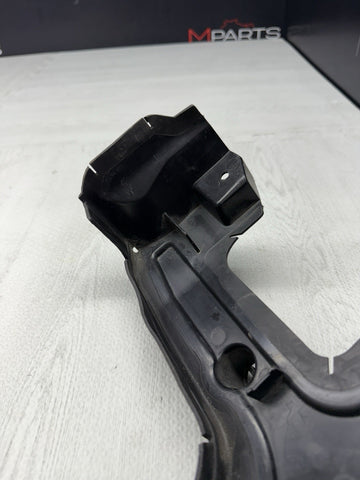 BMW F91 F92 F93 M8 51748079938 8079938 Original Plastic Duct Bracket