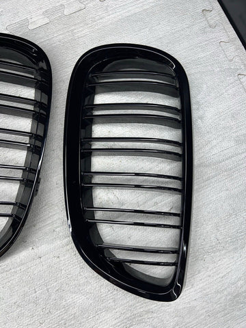 08-13 BMW E90 E92 E93 M3 Front Kidney Grilles Gloss Black Double Slotted