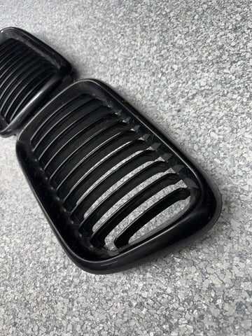 BMW 97-99 E36 M3 Front Kidney Grilles Gloss Black Set