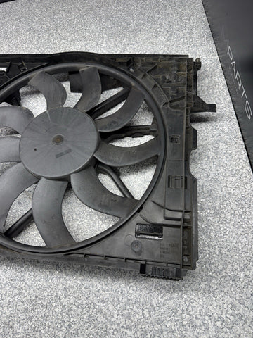 15-20 OEM BMW F80 F82 F83 M3 M4 Electric Radiator Cooling Fan w/Shroud *Crack