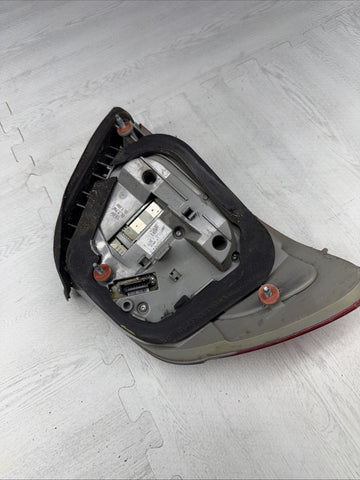 01-06 E46 BMW 330 M3 CONVERTIBLE REAR LED TAIL LIGHT RIGHT 6937454 GOOD LED