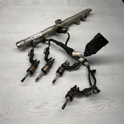 23-24 FORD ESCAPE ENGINE FUEL INJECTION RAIL & INJECTORS / PRESSURE SENSOR OEM