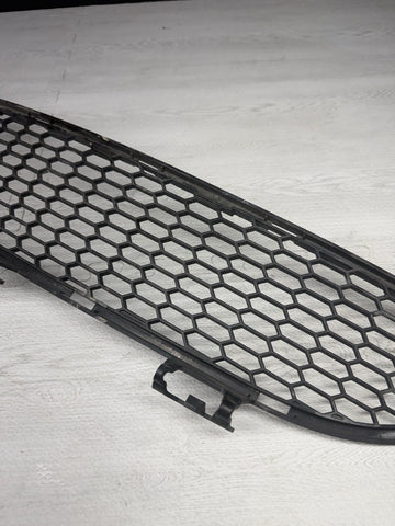 BMW E63 E64 M6 FRONT BUMPER LOWER CENTRAL GRILL GRILLE 51117898287 7898287 OEM