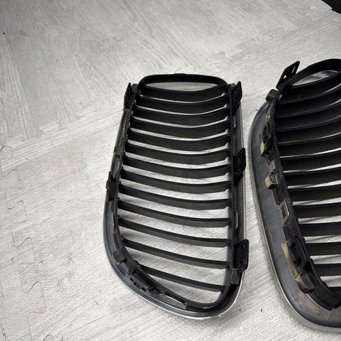 11-13 BMW 335i E92 E93 Front Left Right Upper Grille Set 7254967 7254970 OEM