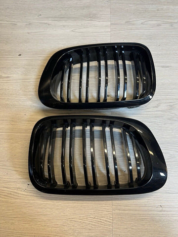 01-06 BMW E46 M3 Front Kidney Grilles Gloss Black Double Slotted