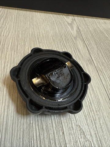 08-13 OEM BMW E90 E92 E93 M3 Engine Oil Filter Motor Bay Filling Cap