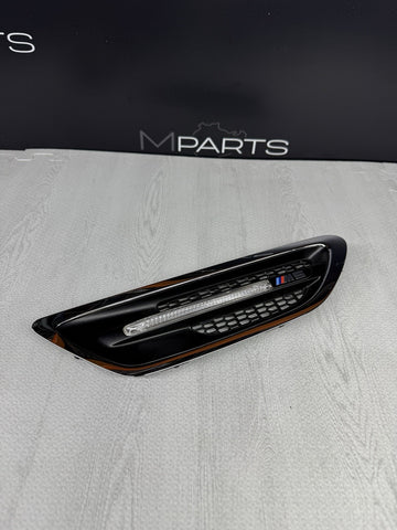 2013-2016 BMW F10 M5 SEDAN FRONT RIGHT FENDER GRILLE W TURN SIGNAL 7903880OEM