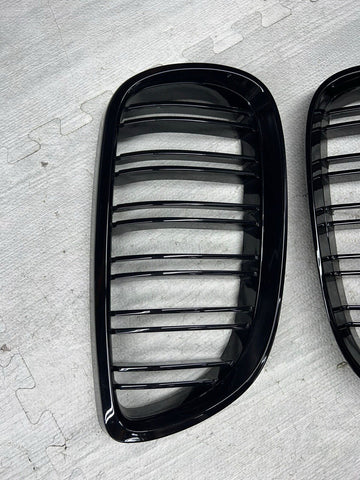 08-13 BMW E90 E92 E93 M3 Front Kidney Grilles Gloss Black Double Slotted