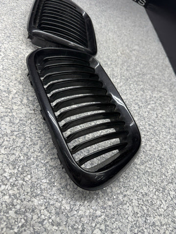 BMW 97-99 E36 M3 Front Kidney Grilles Gloss Black Set