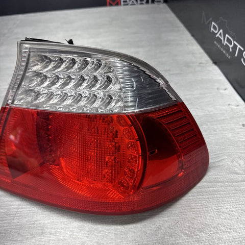 BMW E46 325 330 M3 CONVERTIBLE LED TAIL LIGHT RIGHT PASSENGER *Notes*