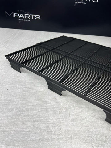 BMW F90 F92 F93 M5 M8 Genuine 17118096936 228281-10 RADIATOR GRILLE VENT COVER