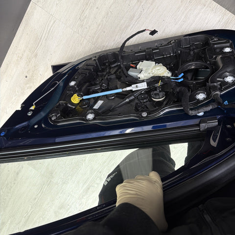 (PICKUP ONLY) BMW 21-26 G20 330 G80 M3 Sedan Front Right Passenger Door Shell