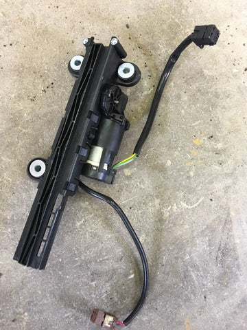 08-13 BMW E92 M3 COUPE LEFT DRIVER SEAT BELT TENDER EXTENDER ARM HANDOVER