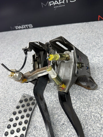04-09 HONDA S2000 S2K PEDAL SET GAS BRAKE & CLUTCH PEDALS W ALL SENSORS OEM