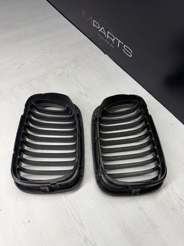 BMW 01-06 E46 M3 Front Kidney Grilles Matte Black Set
