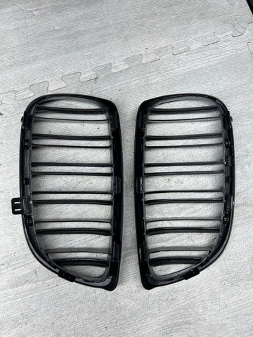 08-13 BMW E90 E92 E93 M3 Front Kidney Grilles Gloss Black Double Slotted