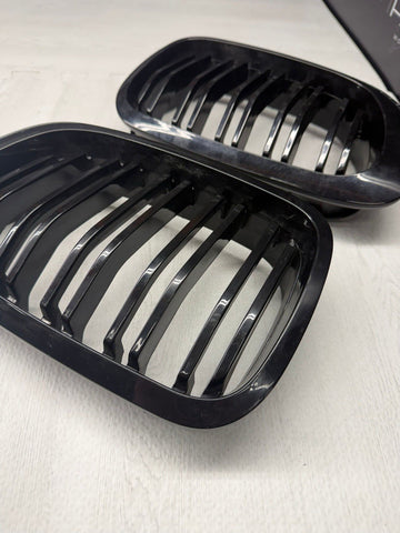 BMW 01-06 E46 M3 Front Kidney Grilles Gloss Black Set Double Slotted