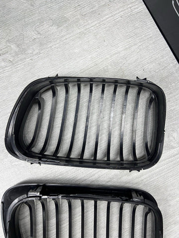 BMW 01-06 E46 M3 Front Kidney Grilles Matte Black Set