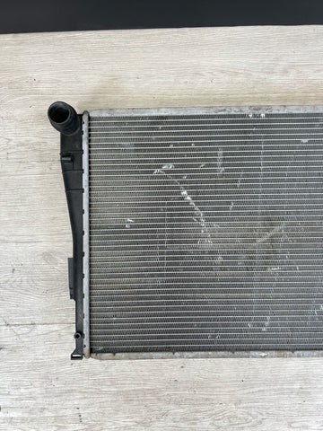 08-13 BMW E90 E92 E93 M3 S65 MAIN ENGINE COOLING RADIATOR ASSEMBLY OEM
