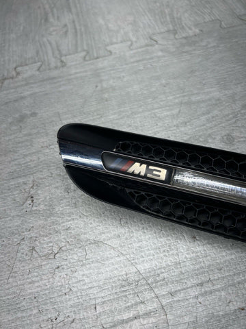 2008-2011 BMW E90 M3 SEDAN FRONT LEFT DRIVER FENDER GRILLE TRIM OEM 8046447