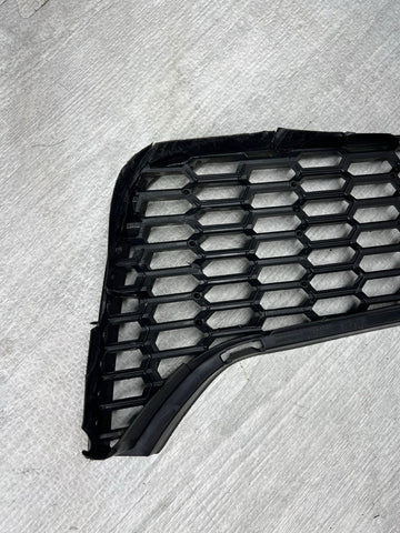 15-20 BMW F80 F82 F83 M3 M4 Front Bumper Right Passenger Grille Insert Trim OEM
