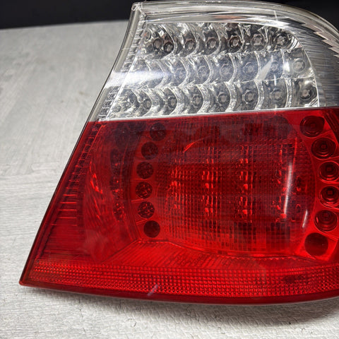 01-06 E46 BMW 330 M3 CONVERTIBLE REAR LED TAIL LIGHT RIGHT 6937454 *Notes*