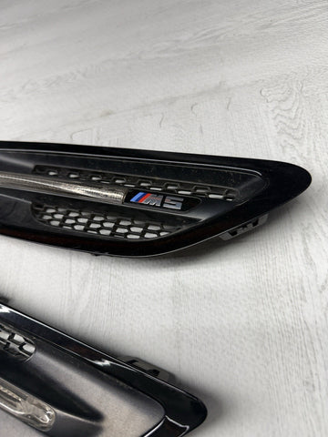 2013-2016 BMW F10 M5 SEDAN FRONT FENDER GRILLES GRILLS TURN SIGNAL LIGHTS BLACK