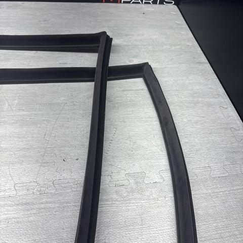 01-06 BMW E46 M3 Rear Vent Quarter Glass Window Seal Gasket Weatherstrip Set OEM