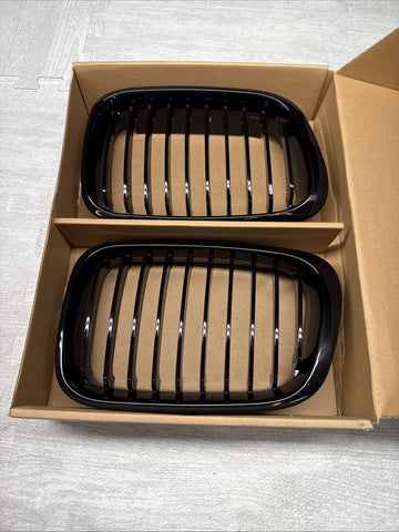 NEW BMW 00-02 E46 Sedan Front Kidney Grilles Gloss Black Set