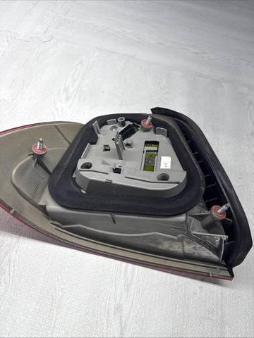 01-06 E46 BMW 330 M3 CONVERTIBLE REAR LED TAIL LIGHT RIGHT 6937454