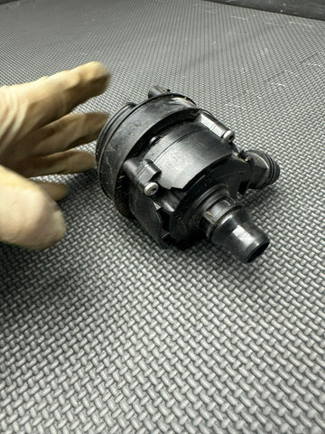 2015-2018 BMW M4 F83 3.0L ELECTRIC AUXILIARY COOLANT WATER PUMP 9147359 OEM