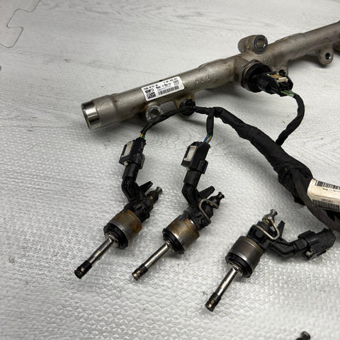 23-24 FORD ESCAPE ENGINE FUEL INJECTION RAIL & INJECTORS / PRESSURE SENSOR OEM