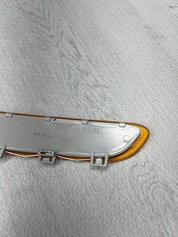 98-06 BMW E46 325CI 330CI M3 FRONT BUMPER COVER REFLECTOR RIGHT 6414-8383012 OEM