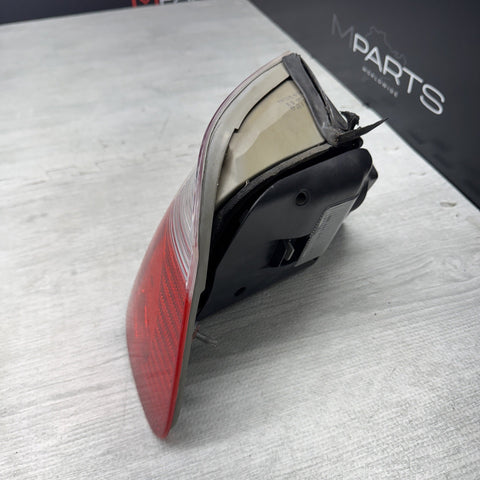 BMW E46 325 330 M3 CONVERTIBLE LED TAIL LIGHT RIGHT PASSENGER *Notes*