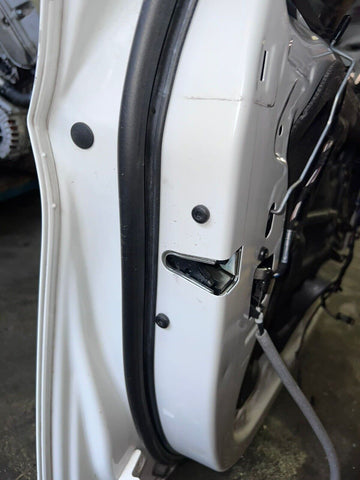 (PICK UP ONLY) BMW 08-11 E90 M3 FRONT LEFT DRIVER DOOR ALPINE WHITE